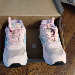 Youth sz 2 girls Light Pink New Balance w/ turquoise emblem